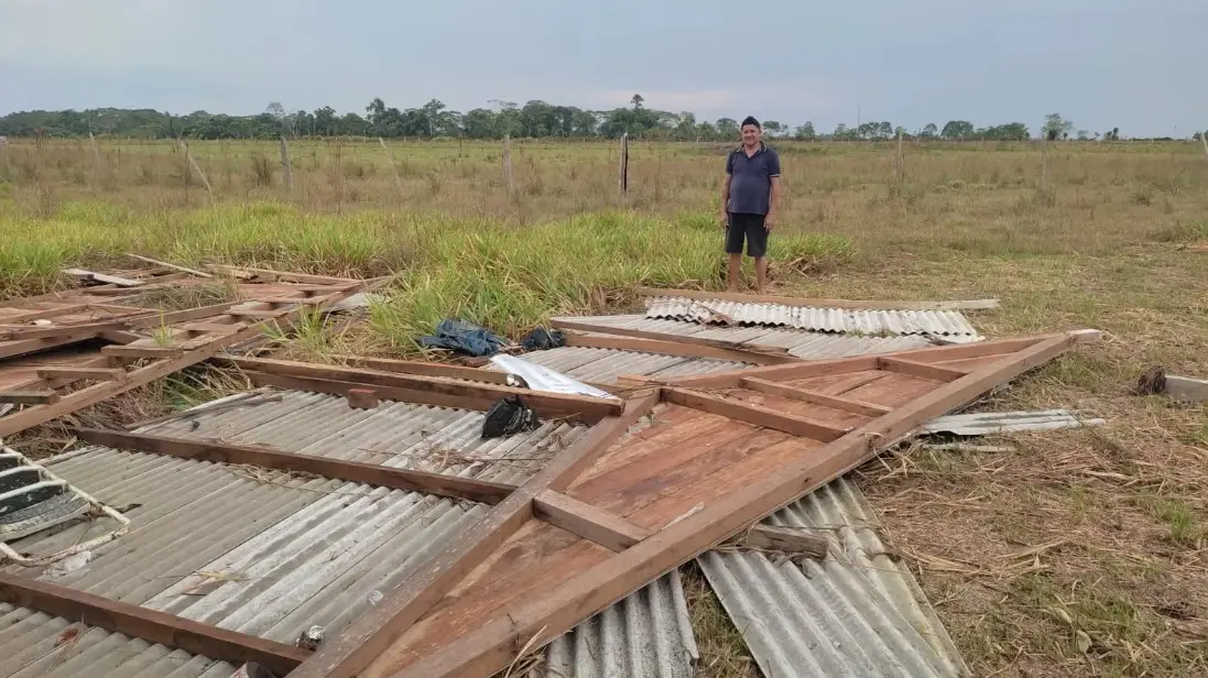 Ventos de 102 km/h destroem casas e deixam moradores desabrigados no Acre
